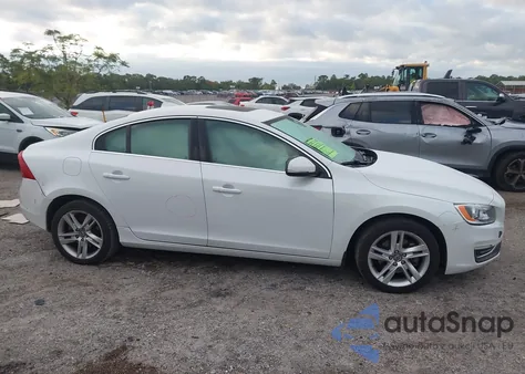 2015 Volvo S60 T5 Premier z USA, uszkodzony, nr VIN YV126MFK5F1344511
